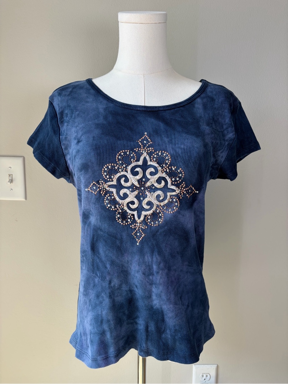 Vintage Y2K Susan Lawrence Blue Tie Dye Ornamental Design Short Sleeve Tee 2000s